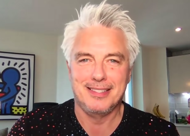 John Barrowman acusado de conducta sexual inapropiada en el plató