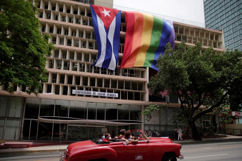 La Habana se viste con banderas gigantes del arco iris en un año clave para los derechos de los LGBT+ cubanos