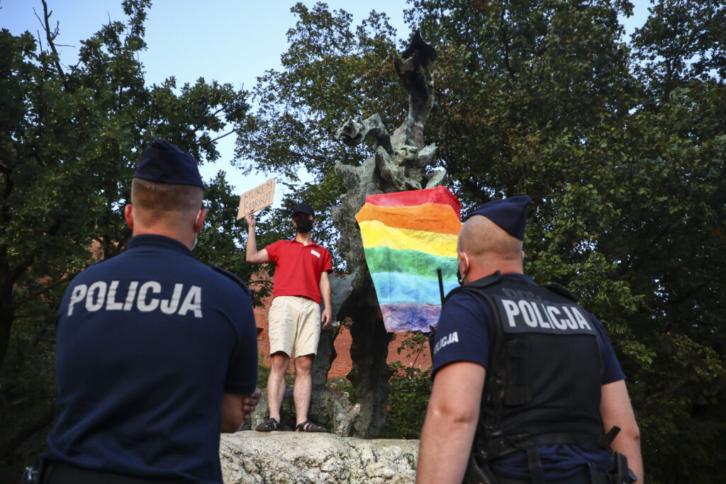 La policía polaca enseña que ser LGBT+ es una 