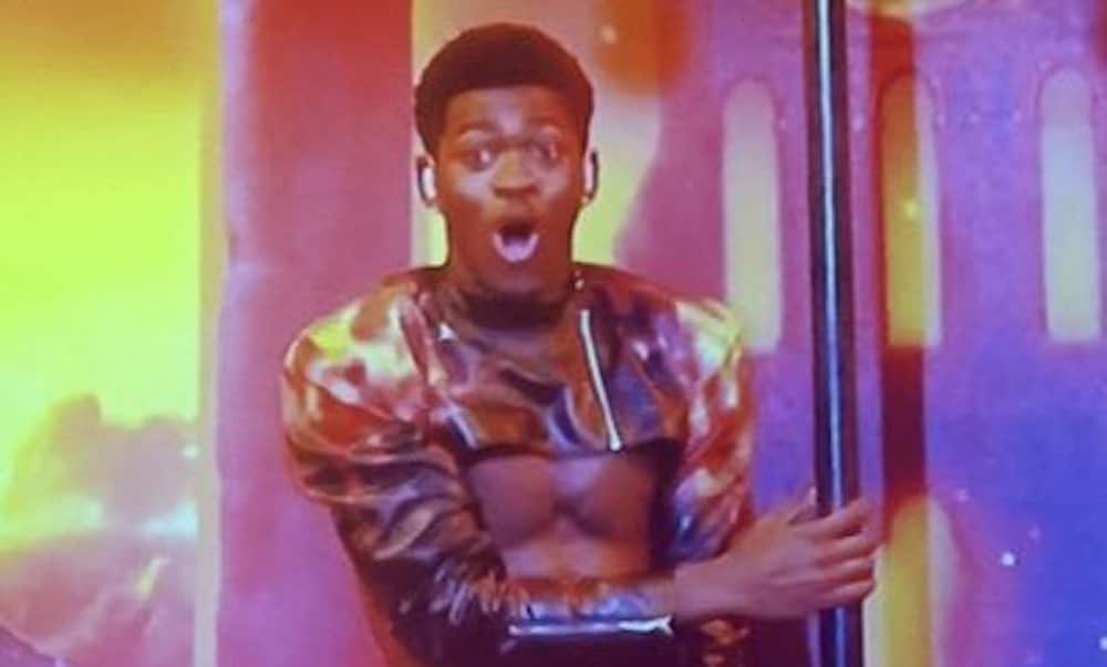 Lil Nas X rompe los pantalones de cuero mientras baila en vivo al ritmo de Montero en SNL