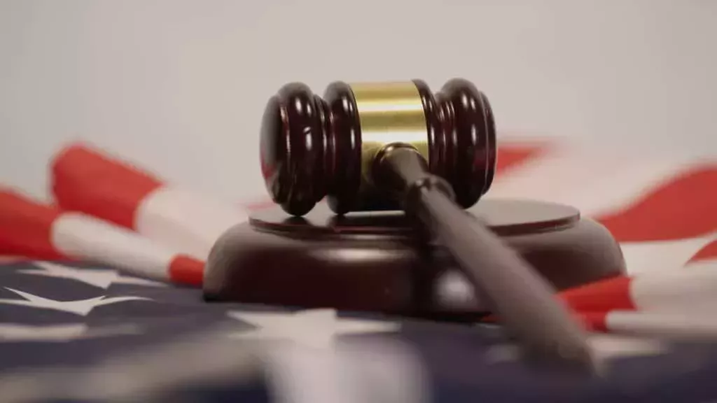 Los padres de una ni&ntilde;a trans en apuros se ven obligados a pagar 60.000 d&oacute;lares despu&eacute;s de que la aseguradora le negara la cirug&iacute;a de reafirmaci&oacute;n de g&eacute;nero