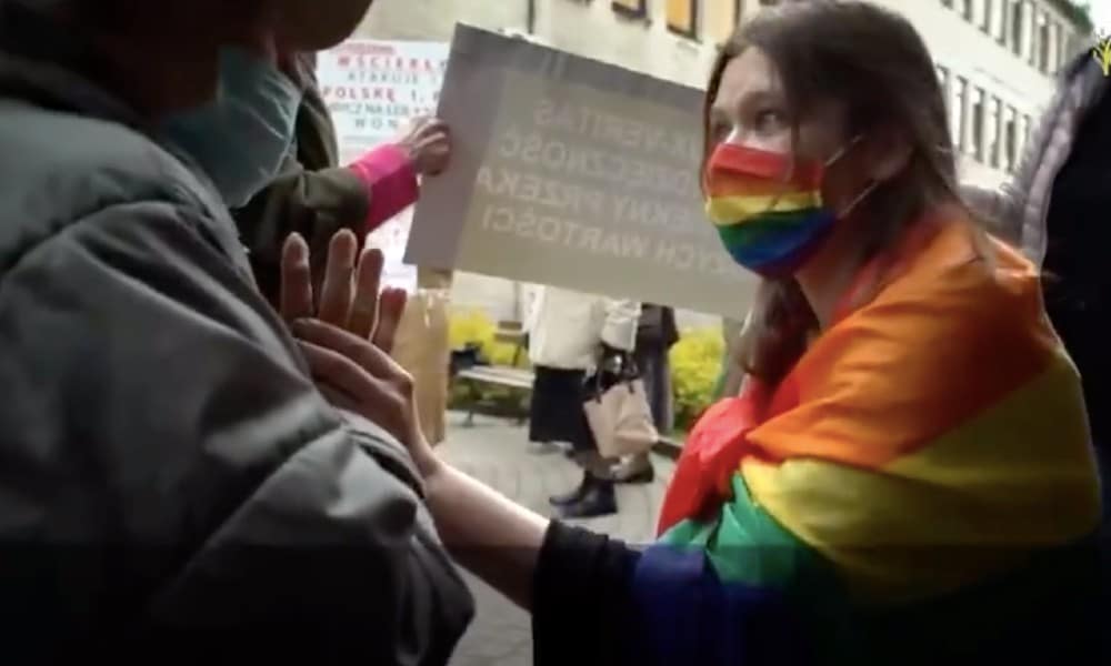 Una anciana besa los pies de una activista LGTB+ en Polonia