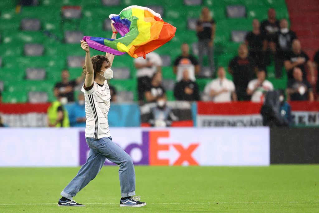 Increíble momento en que un aficionado al fútbol invade el campo con la bandera del Orgullo durante el himno nacional de Hungría
