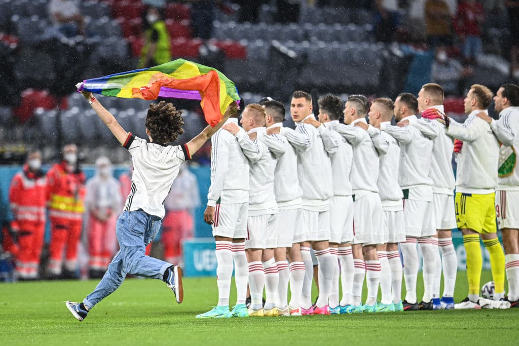Increíble momento en que un aficionado al fútbol invade el campo con la bandera del Orgullo durante el himno nacional de Hungría