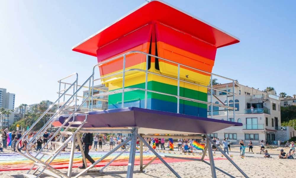 Reconstruyen la caseta arcoiris de socorristas en Long Beach