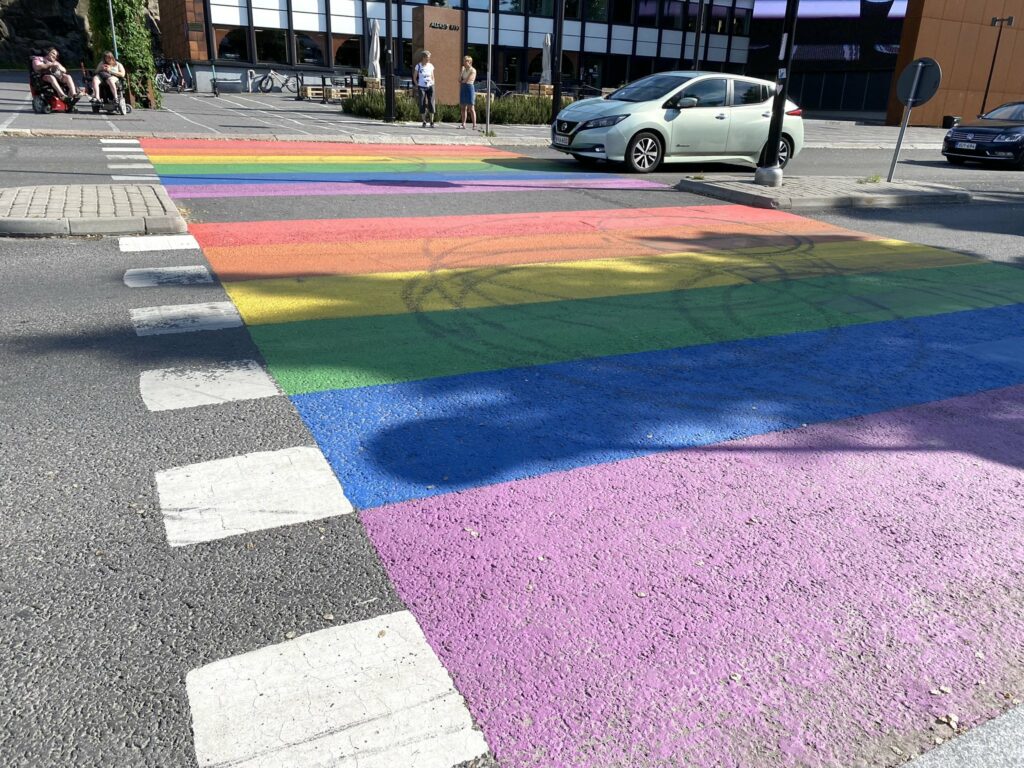 La policía ordena pintar el cruce del Orgullo Arco Iris sólo un día después de su instalación