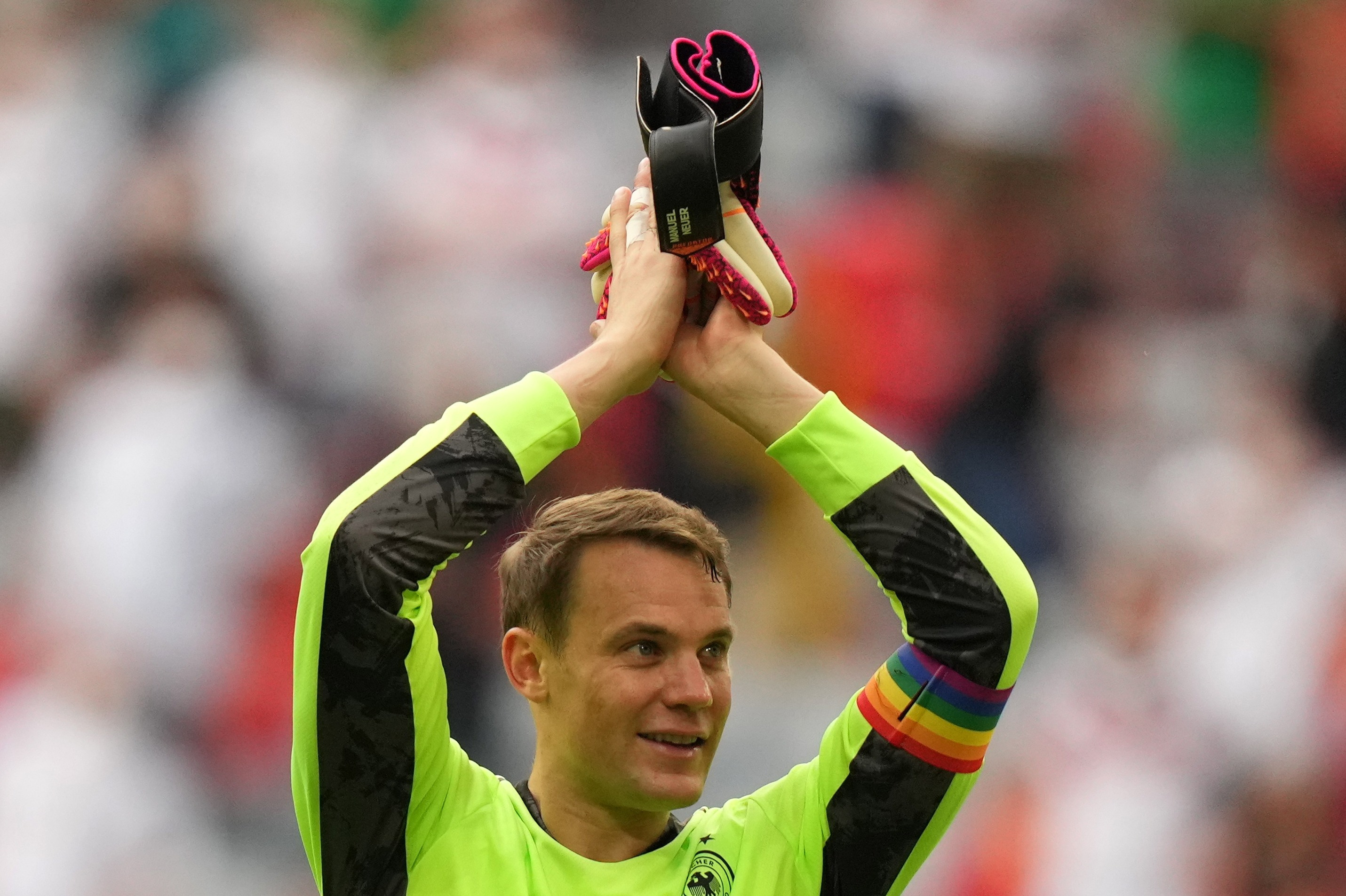 El capitán de la selección alemana de fútbol lució un brazalete arcoiris