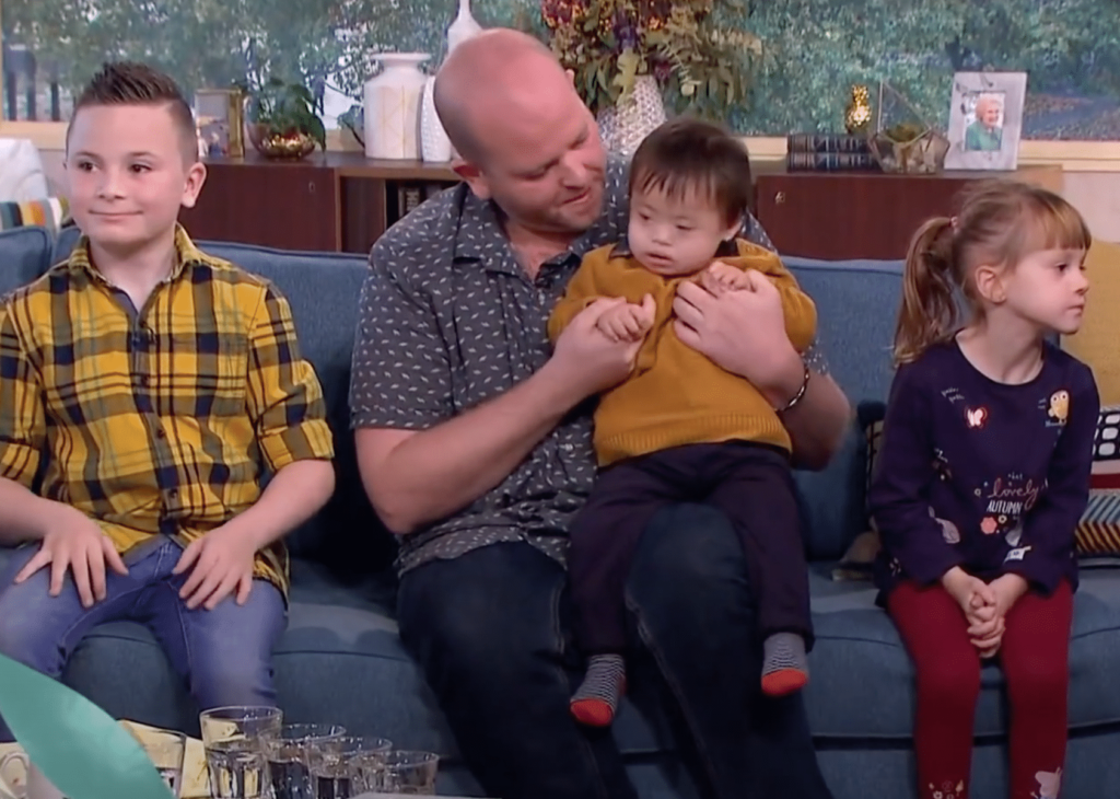 Un hombre gay forma una familia adoptando a seis niños