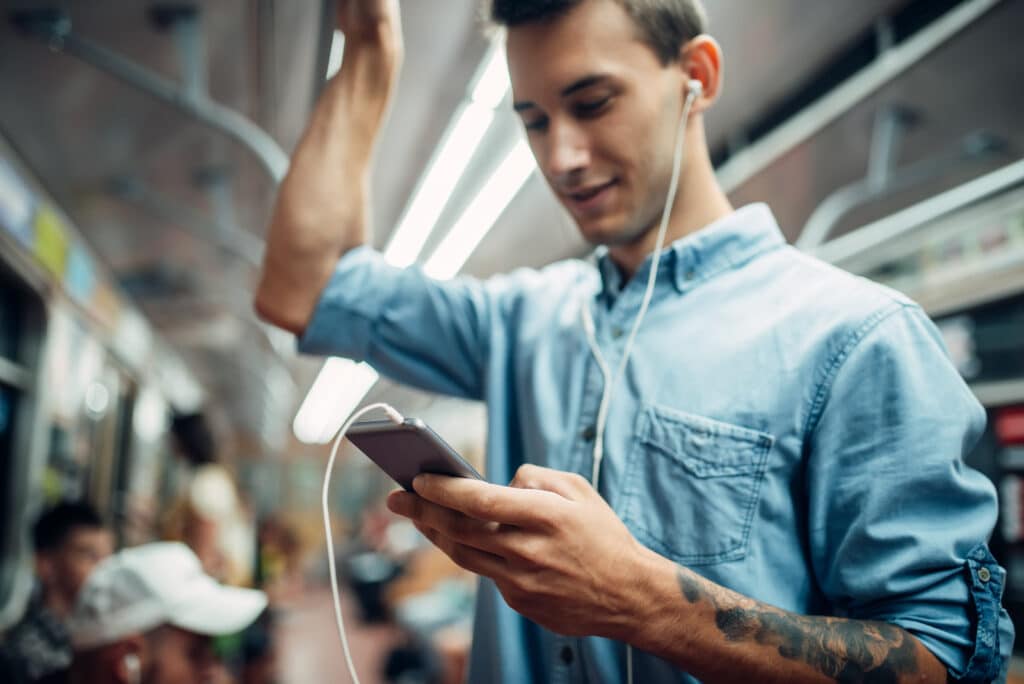 Un joven gay atacado en el metro de Londres manda un mensaje a todos los gays