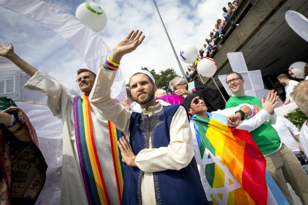 Un imán gay, un sacerdote trans y una rabina lesbiana darán clases sobre diversidad y fe a los escolares