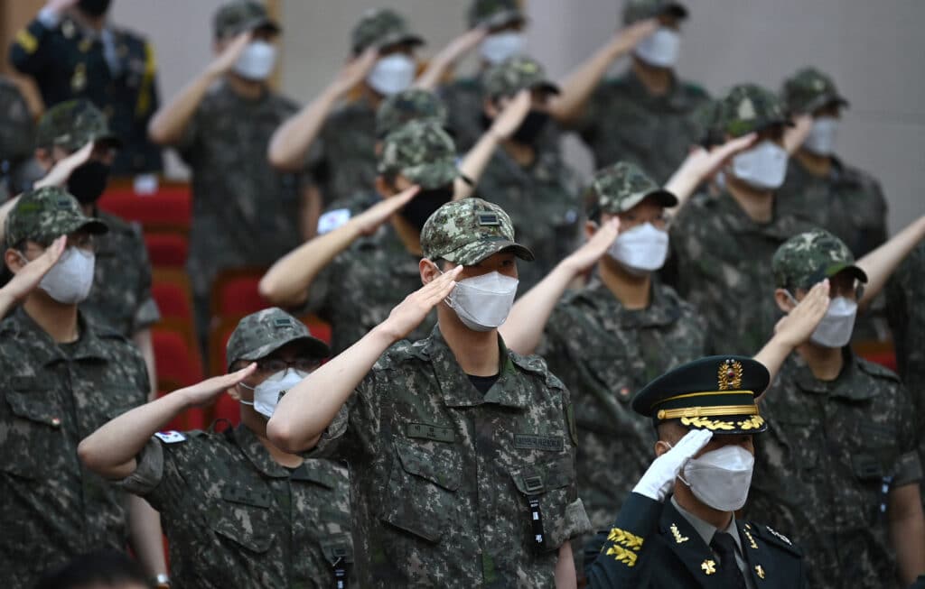 Un tribunal surcoreano dictamina que las relaciones sexuales consentidas entre dos soldados varones 