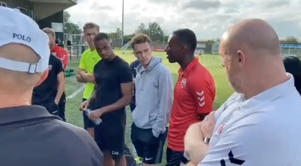 Un futbolista sale del armario frente a su equipo y su reacción es perfecta