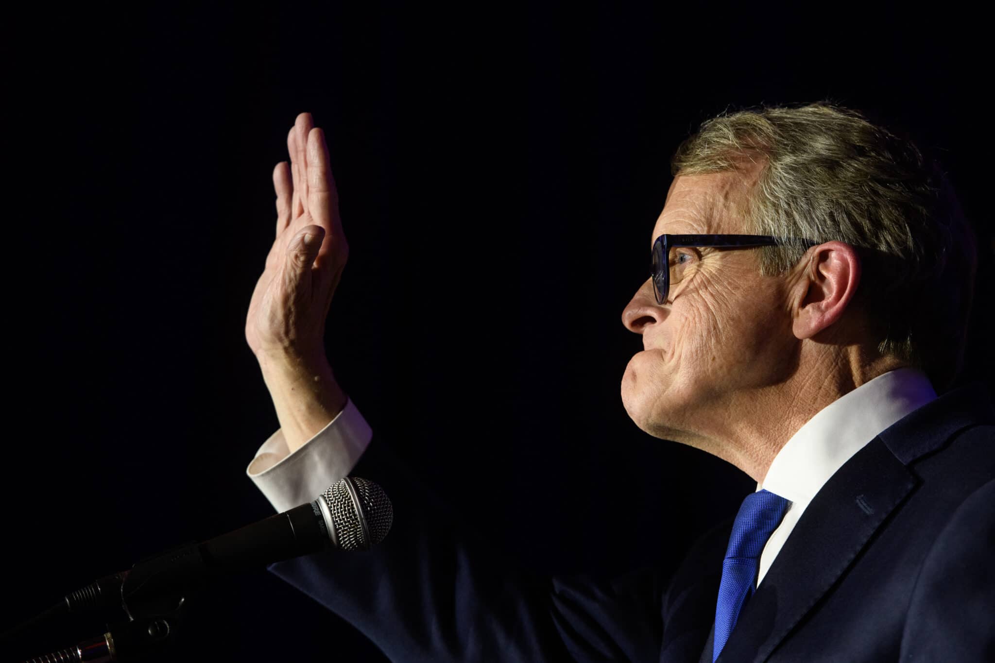 El gobernador de Ohio firma un siniestro proyecto de ley que permite a los médicos negar la atención a las personas LGBT+