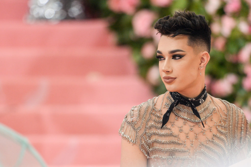 El YouTuber James Charles se enfrenta a una reacción violenta por su interacción con un adolescente en Minecraft