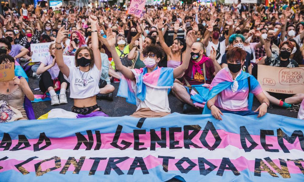 España avanza en el proyecto de ley de autoidentificación trans, pero los activistas dicen que no va lo suficientemente lejos
