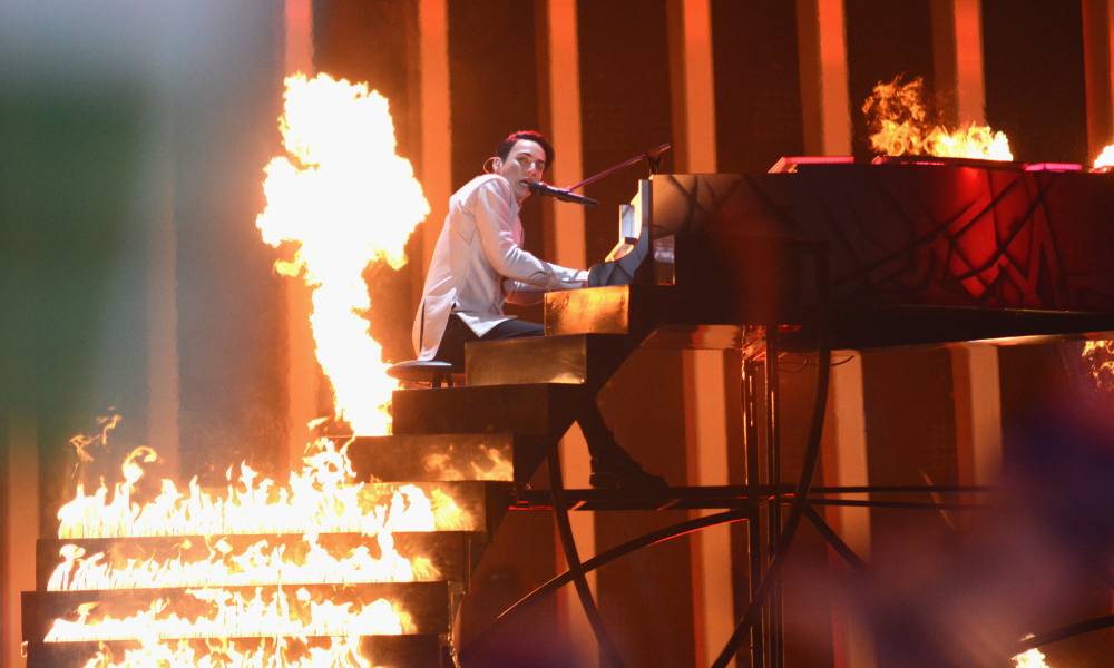 La estrella de Eurovisión Mélovin sale desafiante tras un apasionado beso en el escenario con un hombre y una mujer