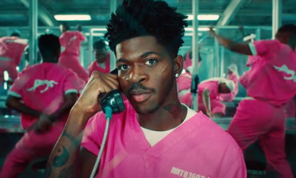 Lil Nas X baila desnudo en su nuevo videoclip