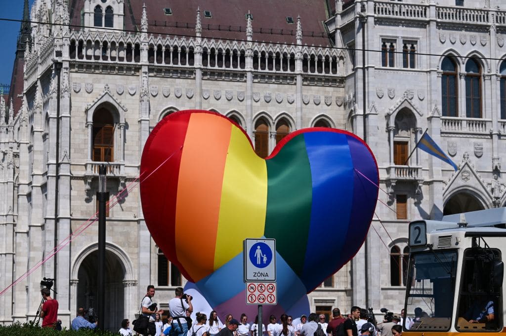 Levantan un corazón arcoiris frente al parlamento húngaro
