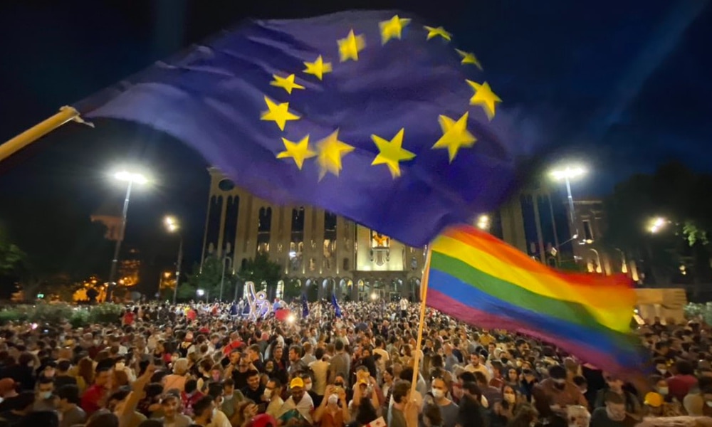 Miles de personas protestan en Georgia tras la terrorífica violencia de la extrema derecha que canceló el Orgullo de Tiflis