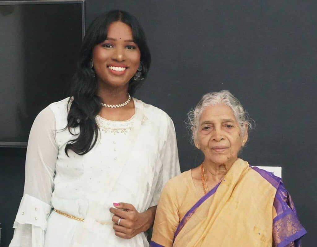 El viaje de aceptación de una abuela india hacia su nieta trans
