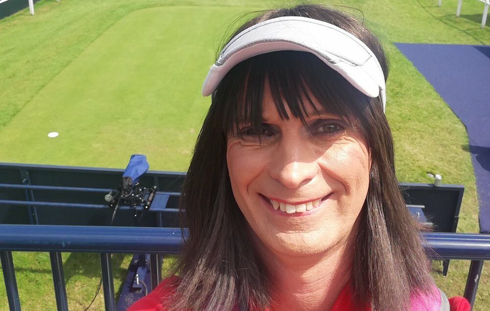Una entrenadora de golf trans sufre insultos mientras trabajaba