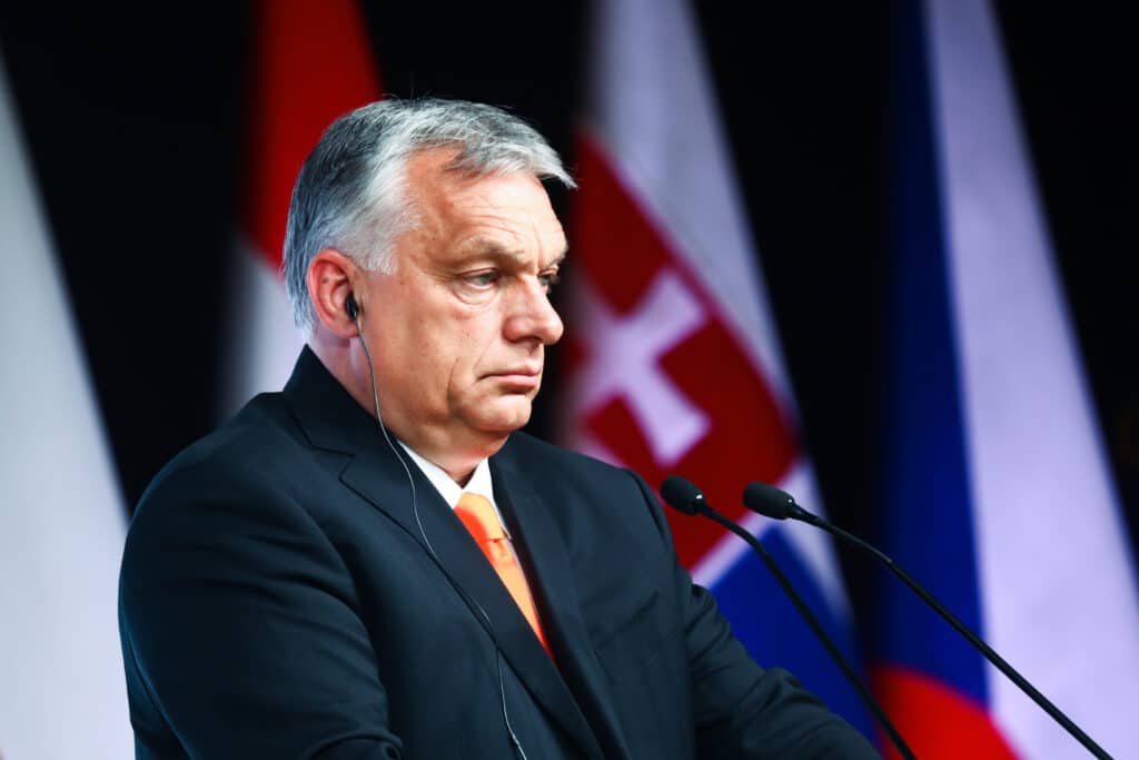 Viktor Orbán afirma absurdamente que la cruel ley húngara anti-LGBT+ 