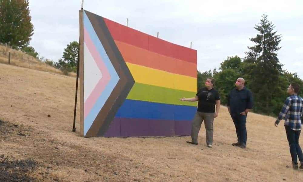 Unos agricultores plantan una bandera LGTB+ gigante en Oregón