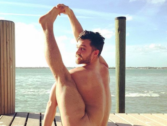 Así son las clases de yoga al desnudo para hombres bi y homosexuales
