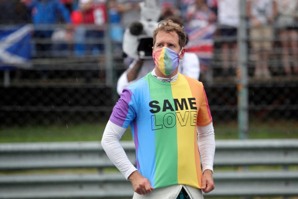 Sebastian Vettel es amonestado por su camiseta del Orgullo en el Gran Premio de Hungría