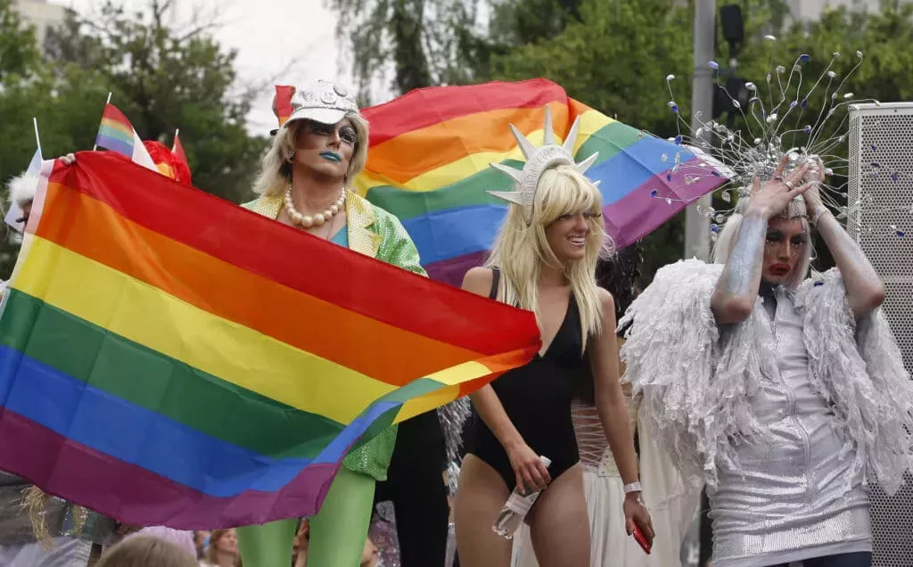 La desafiante fiesta del Orgullo ucraniano se niega a ser detenida por la violencia de la extrema derecha