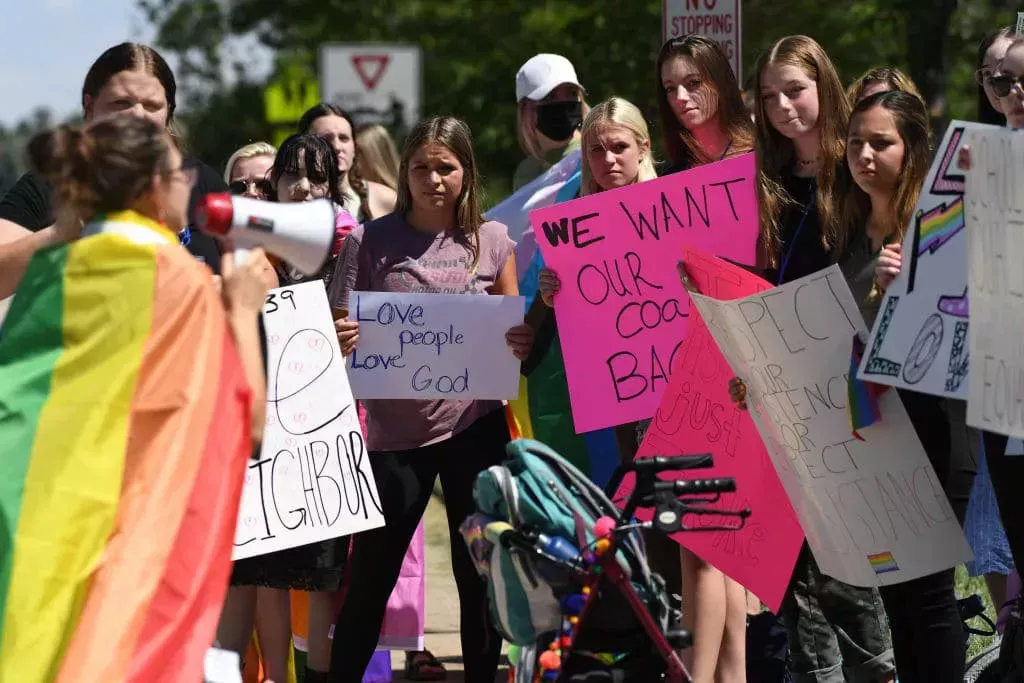 Los estudiantes organizan un paro masivo después de que un colegio cristiano obligara a su entrenador a dimitir por ser gay