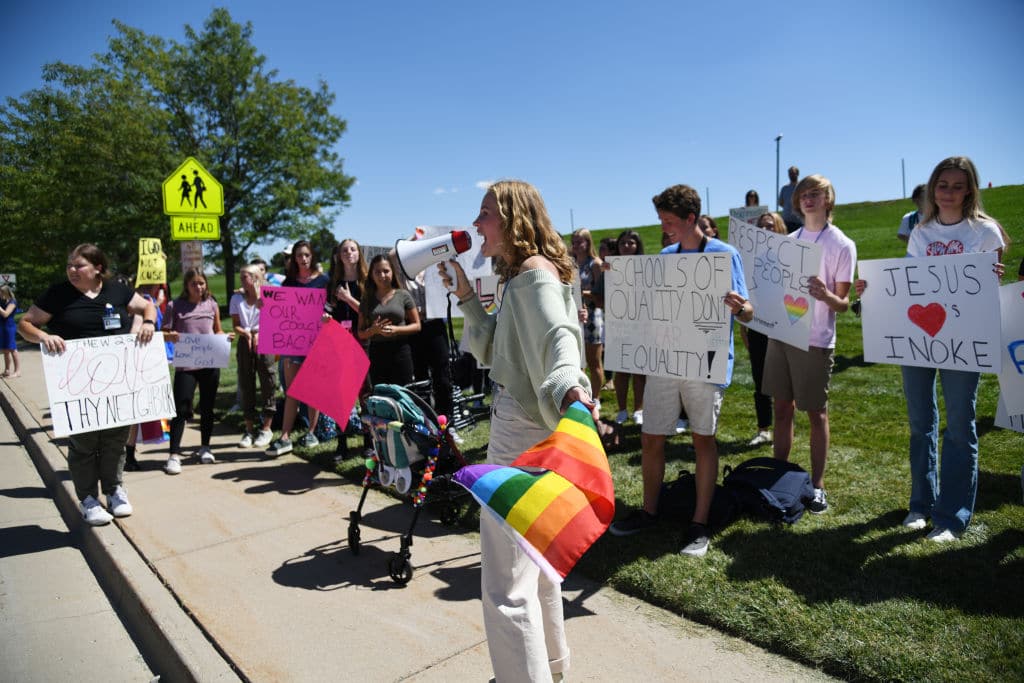 Estudiantes de EEUU protestan tras el despido de un entrenador por ser gay