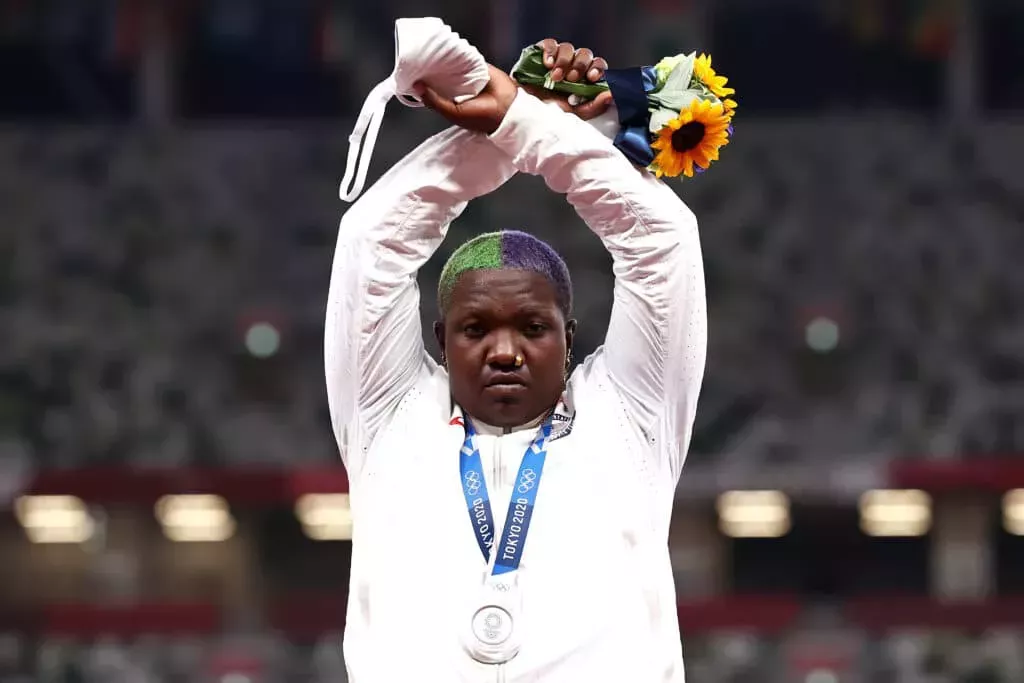 Los Juegos Olímpicos investigan a la atleta del equipo de EE.UU. Raven Saunders por su desafiante protesta en el podio