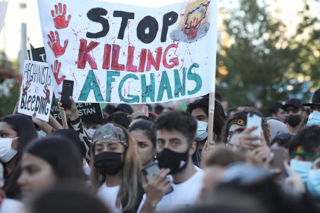 Los talibanes asesinan a un afgano para mostrar lo que hacen con los gays