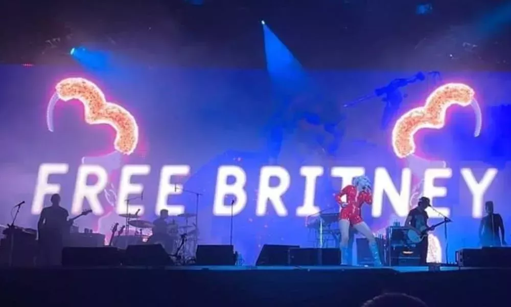 Miley Cyrus muestra el cartel 