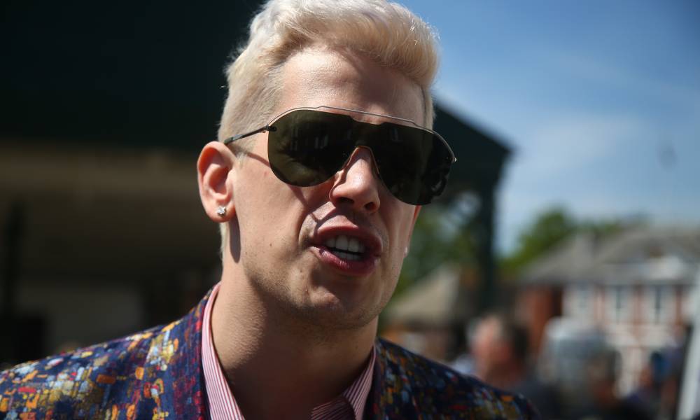 Milo Yiannopoulos se inyecta medicación para ganado para luchar contra el COVID-19