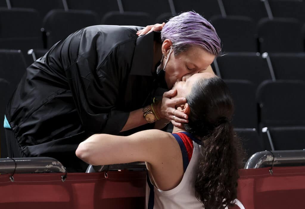 Sue Bird comparte un beso con su prometida Megan Rapinoe para celebrar su quinto oro olímpico
