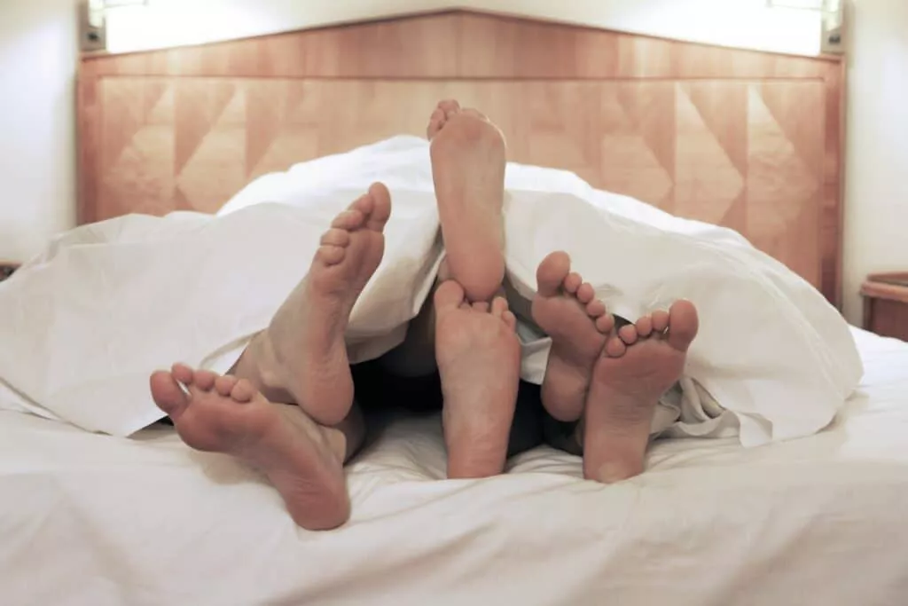 Un hombre bisexual admite haber hecho un trío con los padres de su novio