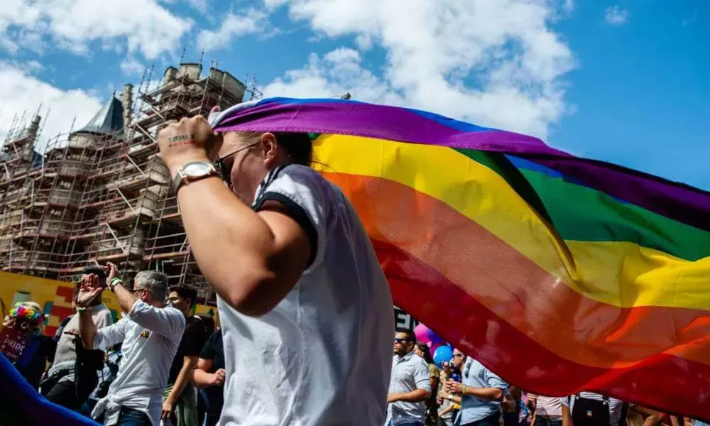 Un joven es golpeado y escupido por besar a su novio en un impactante ataque homófobo