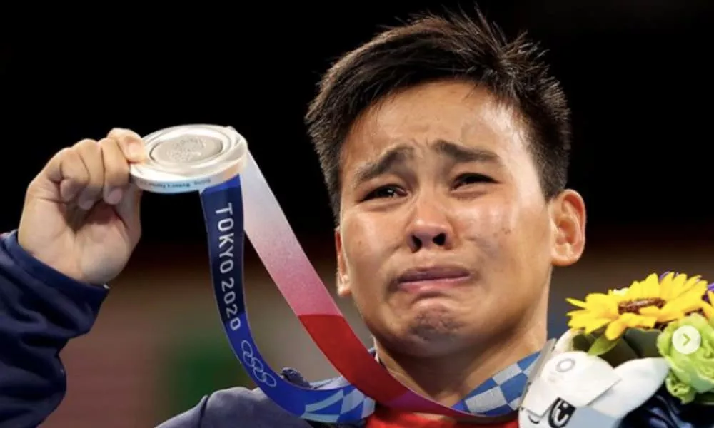 Una boxeadora lesbiana dedica con orgullo su histórica medalla olímpica a la comunidad LGBT+: 