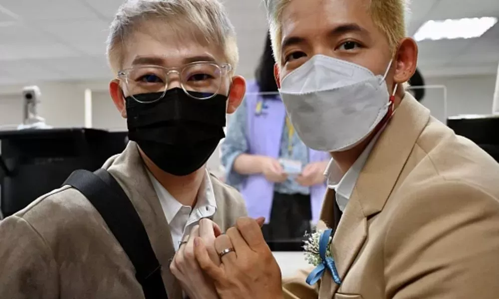 Una pareja del mismo sexo a la que se le negó el derecho a casarse en Taiwán consigue por fin la boda de sus sueños