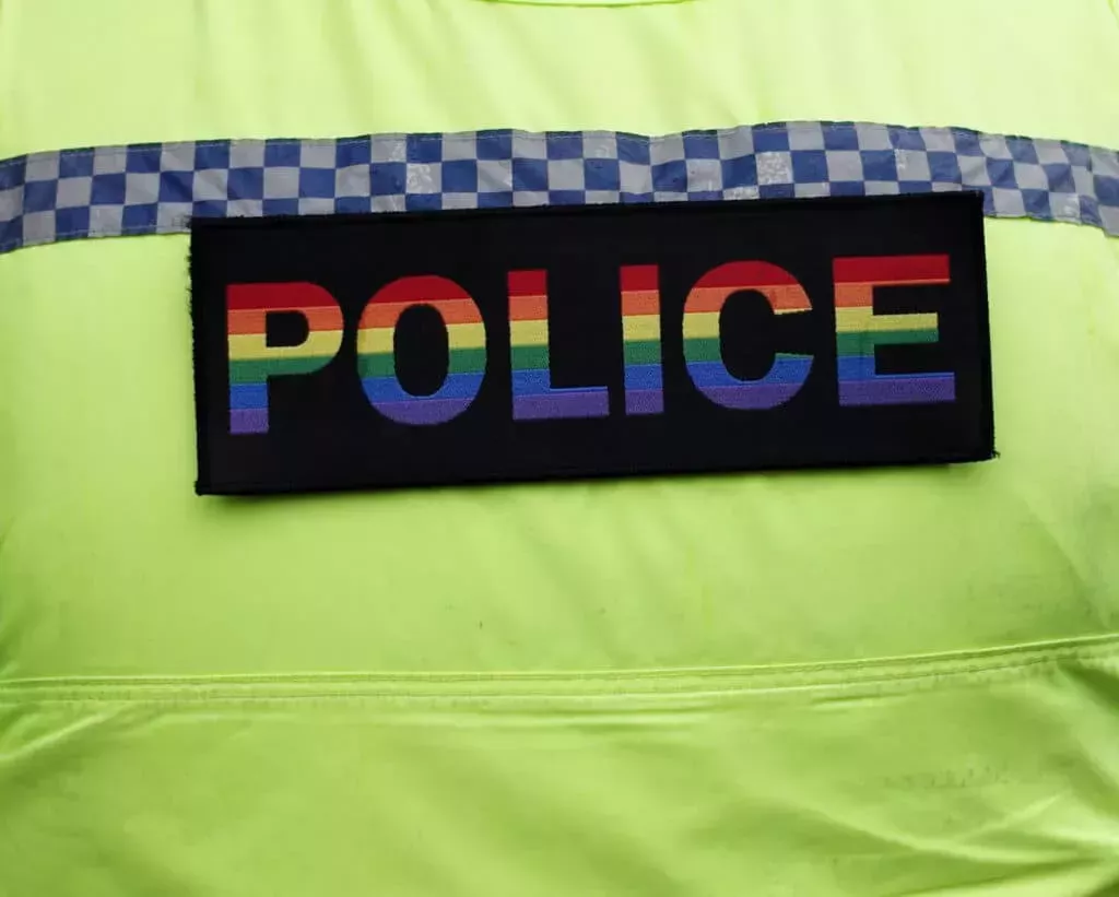 Despedido un policía por sus mensajes homófobos y racistas sobre los cordones arco iris y George Floyd