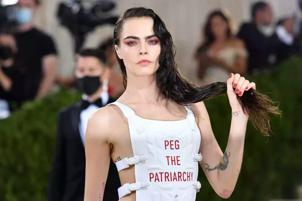 El chaleco 'peg the patriarchy' de Cara Delevingne fue una 'apropiación', dice la mujer que acuñó la frase