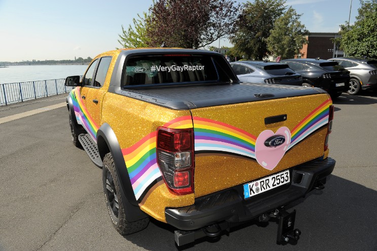 Ford presenta con orgullo un coche "muy gay"