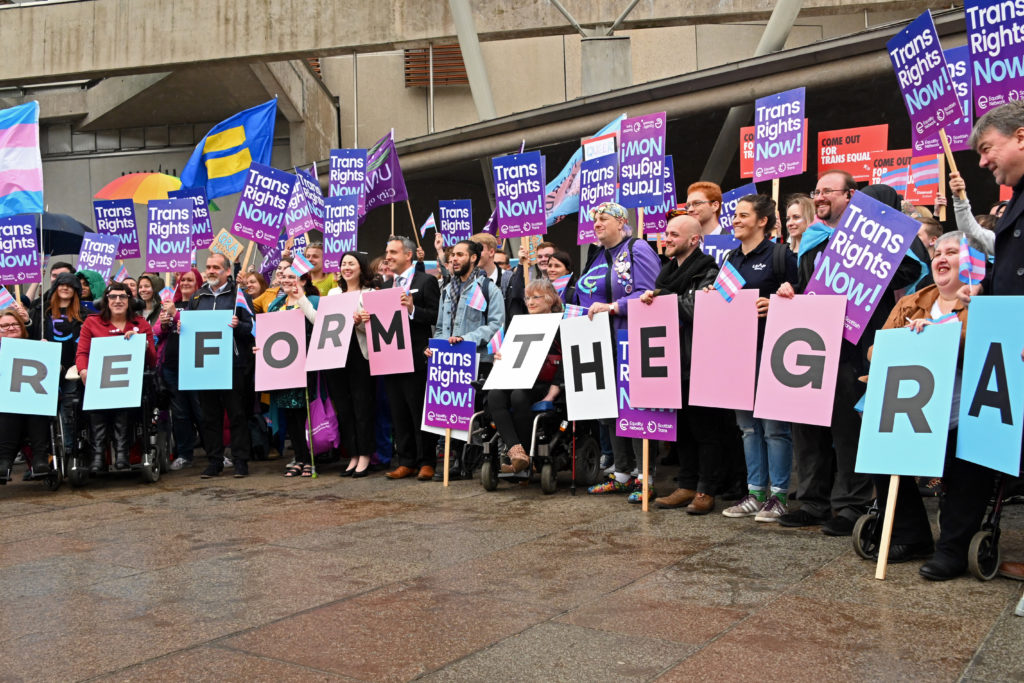 Grupos de mujeres y religiosos se oponen a los derechos trans en Escocia