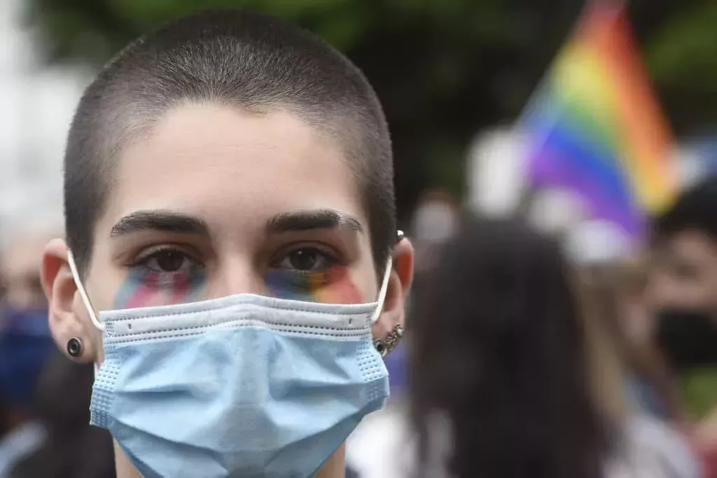 La ministra española advierte que los grupos de odio señalan a las personas LGBT+ tras el aterrador ataque con cuchillo