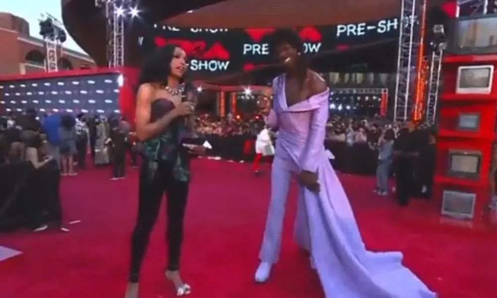 La reacción brutalmente honesta del presentador de los VMAs ante el look de Lil Nas X en la alfombra roja divide a los fans