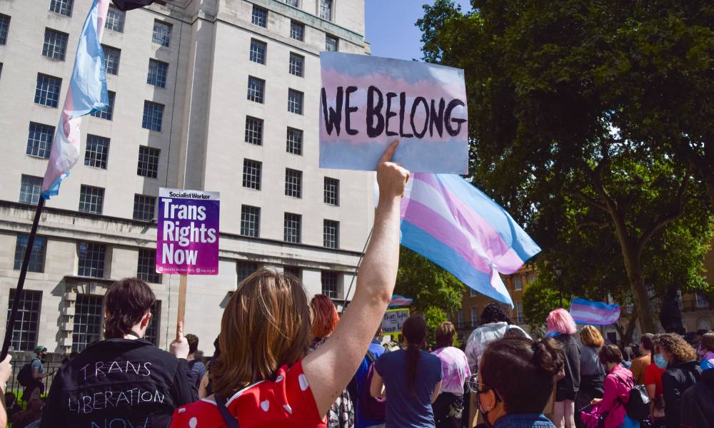 La Universidad debe reincorporar a una profesora trans despedida