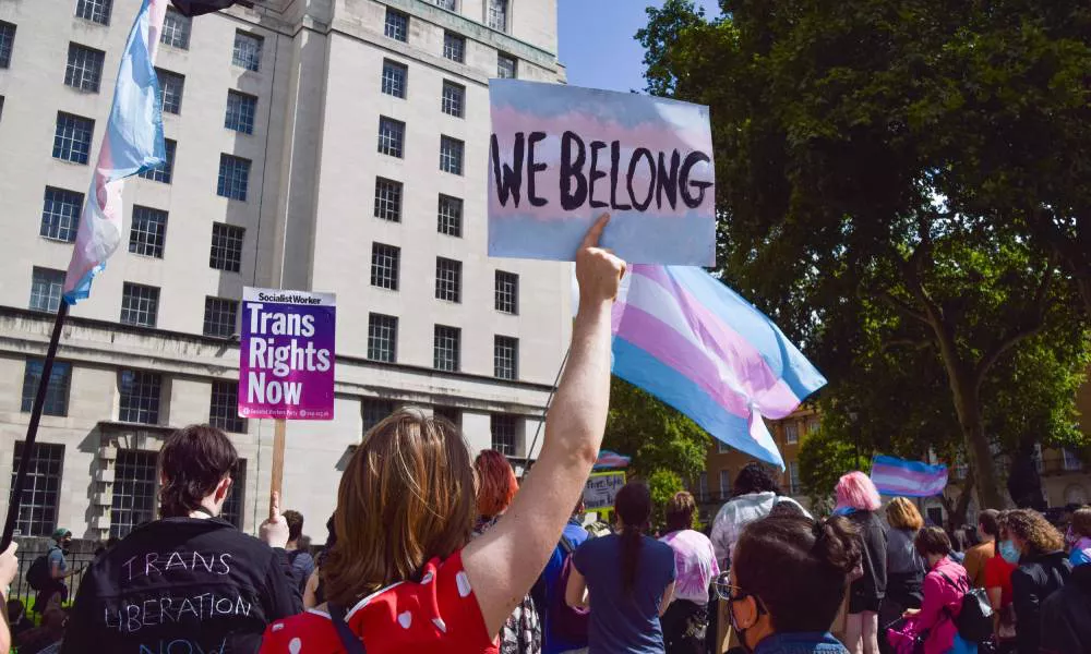 La Universidad debe reincorporar a un profesor trans despedido injustamente tras salir del armario
