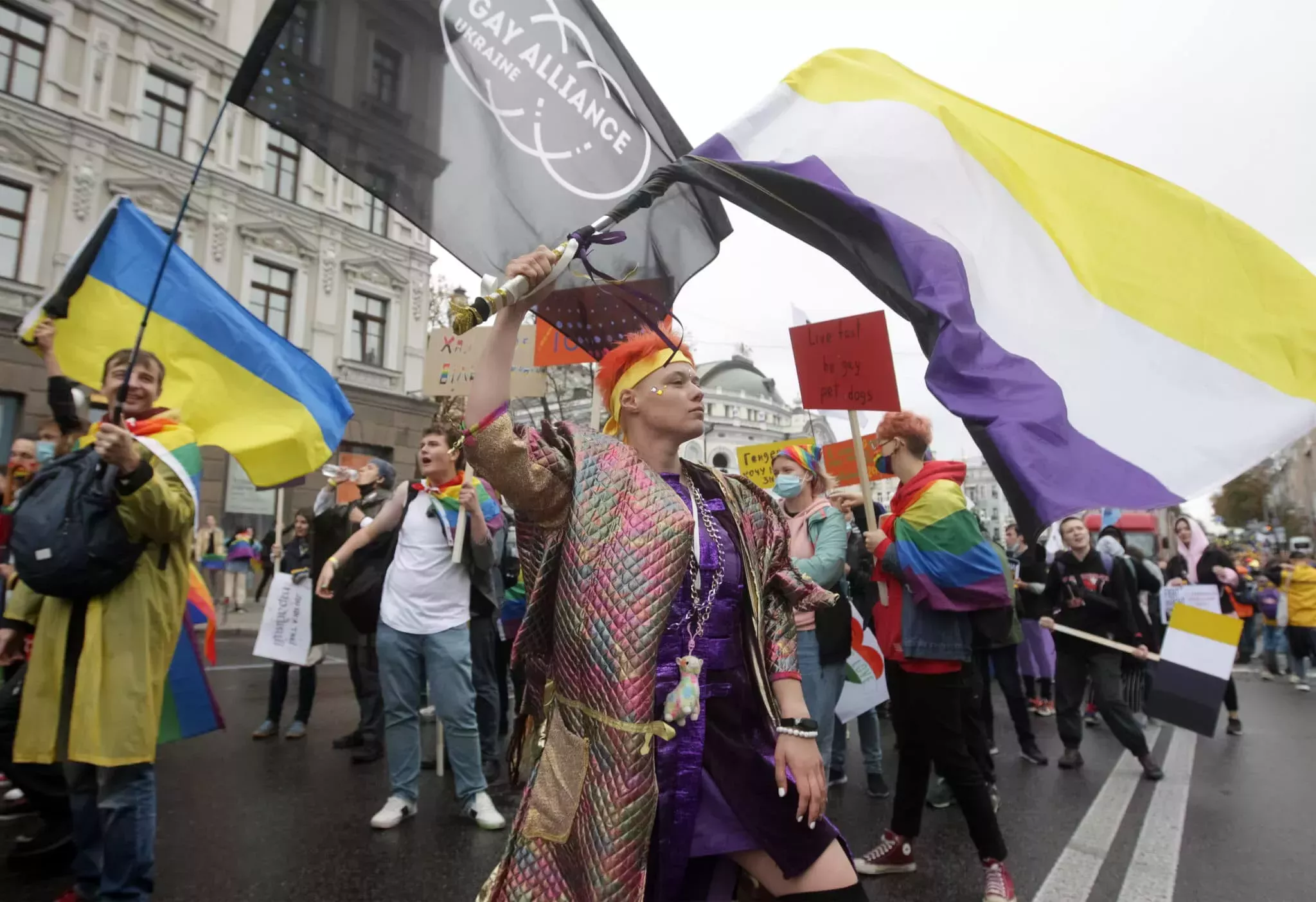 Las impactantes fotos del Orgullo ucraniano muestran a miles de personas marchando desafiantes por la liberación LGBT+